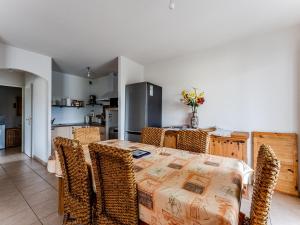 Η κουζίνα ή μικρή κουζίνα στο REF : 105LIL - Charmant appartement dans résidence avec piscine - A deux pas du centre ville et du lac - 4 personnes - FR-1-521-265 +3 φωτογραφίες