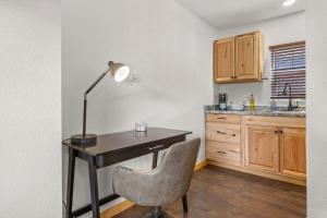 een bureau met een stoel en een lamp in een keuken bij Cabin15 - King bed Hotel Style Unit in Estes Park