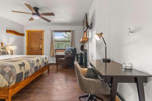 een slaapkamer met een bed en een bureau met een bureau bij Cabin15 - King bed Hotel Style Unit in Estes Park