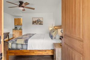 een slaapkamer met een bed en een plafondventilator bij Cabin15 - King bed Hotel Style Unit in Estes Park