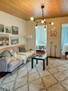 un soggiorno con un divano e un tavolo di House With Forest And Beachside Location In Åhus ad Åhus