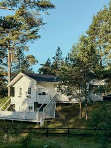 una grande casa bianca con un ampio ponte di House With Forest And Beachside Location In Åhus ad Åhus