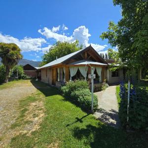 une maison avec un panneau devant une cour dans l'établissement Trayken, à El Hoyo 5 autres photos