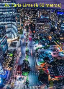 eine Luftaufnahme einer Stadt bei Nacht in der Unterkunft Hotel Signature Clarion BLUE - Luxury Veranda Edition - by PluXstay in São Paulo