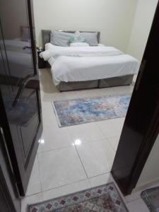 Ένα ή περισσότερα κρεβάτια σε δωμάτιο στο جناح فاخر غرفة نوم وصاله تلفزيون ومطبخ لشخصين بالغين