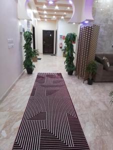 Φωτογραφία από το άλμπουμ του جناح فاخر غرفة نوم وصاله تلفزيون ومطبخ لشخصين بالغين σε Rayyis