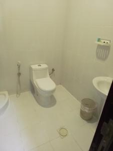 Ένα μπάνιο στο جناح فاخر غرفة نوم وصاله تلفزيون ومطبخ لشخصين بالغين