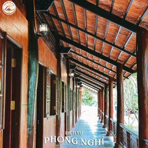 Làng Du Lịch Sinh Thái Đá Nổi في Phong Ðiền: مدخل مبنى بسقف خشبي