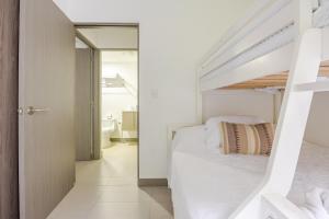 Ένα ή περισσότερα κρεβάτια σε δωμάτιο στο Punta Leona Playa Mantas Apartment +31 φωτογραφίες