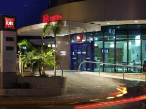 un edificio con un coche delante de él por la noche en ibis Passo Fundo Centro, en Passo Fundo