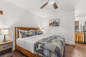 een slaapkamer met een bed en een plafondventilator bij Cabin 17 - King Bed New Kitchen & Bath in Estes Park