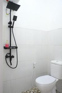 Koupelna v ubytování Chandu at Drea Palagan Yogyakarta