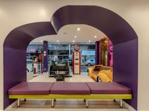 a view of a store with a car dealership at Ibis Styles Balneário Camboriú - 1 Quadra do Mar in Balneário Camboriú