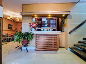 un restaurant avec un comptoir fleuri dans l'établissement Hotel Ritz, à Villa Carlos Paz 36 autres photos