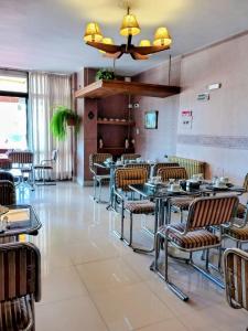 een eetkamer met tafels en stoelen bij Hotel Ritz in Villa Carlos Paz +40 foto's