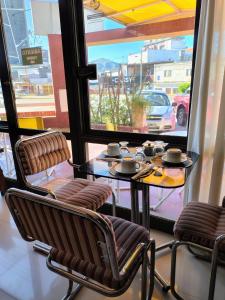 une table et deux chaises devant une fenêtre dans l'établissement Hotel Ritz, à Villa Carlos Paz