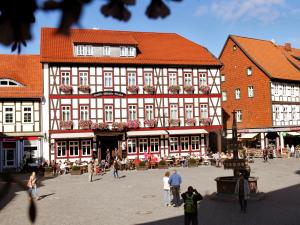 un grupo de personas de pie en frente de un edificio en Ringhotel Weißer Hirsch, en Wernigerode