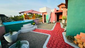 una casa con suelo rojo y piscina en Hotel Location Mirissa, en Mirissa 23 fotos más