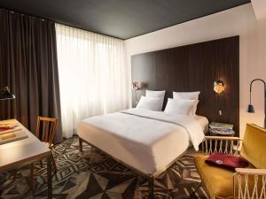 Giường trong phòng chung tại Mama Shelter Prague