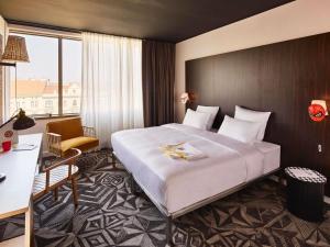 Giường trong phòng chung tại Mama Shelter Prague