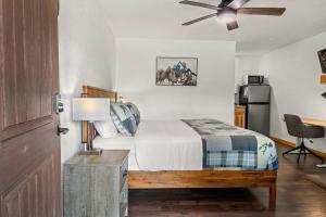een slaapkamer met een bed en een plafondventilator bij Cabin 19- King Studio Gorgeous views Hotel Style in Estes Park +17 foto's