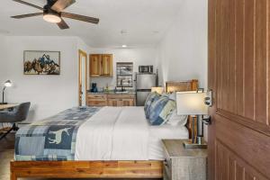 una camera da letto con un letto e una cucina di Cabin 18 - King Bed Mountain views Hotel Style a Estes Park
