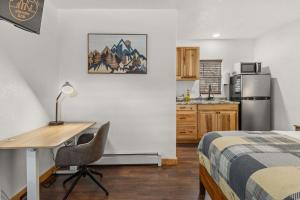 una camera con scrivania e letto e una cucina di Cabin 18 - King Bed Mountain views Hotel Style a Estes Park