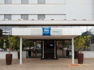 Un edificio con un cartel de garaje de autobuses en frente. en ibis budget Manhuaçu, en Manhuaçu