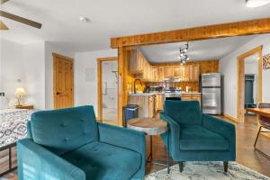 een woonkamer met 2 stoelen en een keuken bij Cabin 21- Accessible Unit & King Bed in Estes Park