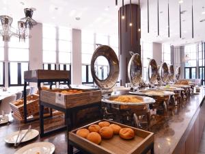 a buffet line with many different types of food at Mercure Selangor Selayang in Batu Caves