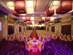 a large banquet hall filled with tables and chairs at Mercure Selangor Selayang in Batu Caves