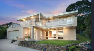 罗斯巴德BAY VIEWS Paradise的带阳台的大型白色房屋