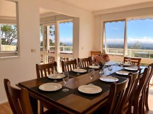 罗斯巴德BAY VIEWS Paradise的一间带桌椅和窗户的用餐室 更多33张照片