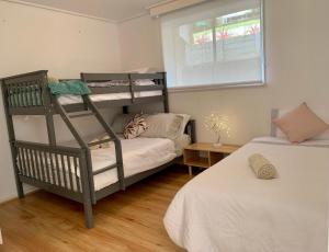 罗斯巴德BAY VIEWS Paradise的一间卧室，有两张双层床和一扇窗户