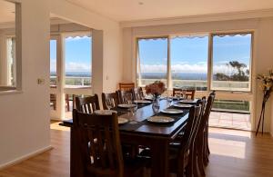 罗斯巴德BAY VIEWS Paradise的一间有桌椅和窗户的餐厅