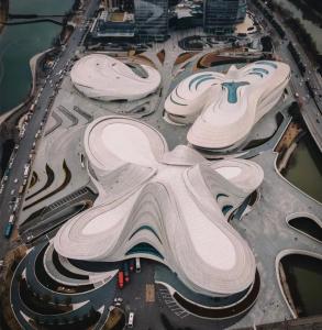 FunGee X Hotel 长沙国金中心南门口地铁站店 في تشانغشا: منظر علوي لمبنى بتصميم مستقبلي