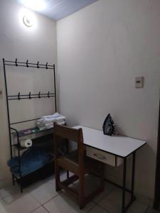 a room with a desk and a chair and a table at Alojamiento familiar cerca del Aeropuerto - SKYHOME FAMILY - Luque in Nu Guazu