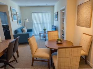 a living room with a table and chairs at Urban Chic residence in Central LA in Los Angeles