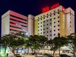 a building with a hts hotel sign on it at ibis Marilia in Marília