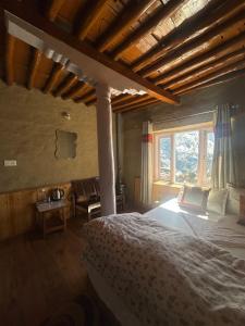 Postel nebo postele na pokoji v ubytování Lahaul Home Stay Sumnam