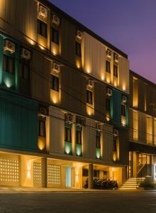 ein Gebäude mit Lichtern an der Seite in der Unterkunft IXO Hotel Semarang in Stasiun Tawang