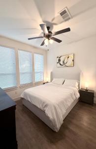 a bedroom with a bed with a ceiling fan at Contemporary Comfort Near The Woodlands in Spring