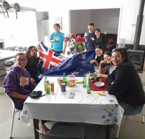 un grupo de personas sentadas alrededor de una mesa en Penny's Drop Inn, en Cromwell