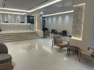 حياة روز للشقق المخدومة في المدينة المنورة: ردهة مع منطقة انتظار مع كراسي وطاولات