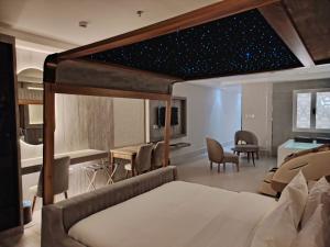 حياة روز للشقق المخدومة في المدينة المنورة: غرفة نوم بها سرير وطاولة وكراسي +158 صورة