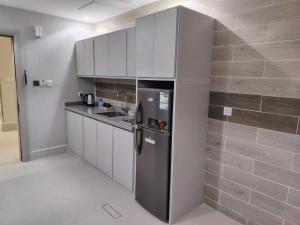 حياة روز للشقق المخدومة في المدينة المنورة: مطبخ مع ثلاجة ومغسلة