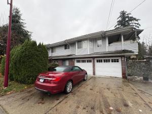 un coche rojo estacionado frente a una casa en North Delta Guest House Near Scott Rd, Transit, Airport 20 Min, Free Parking, en Delta