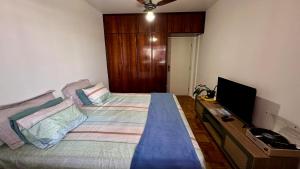 Una televisión o centro de entretenimiento en Quarto Recife