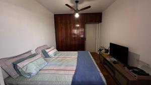 Una televisión o centro de entretenimiento en Quarto Recife