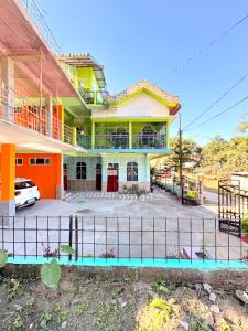 MajuliにあるSugandhalookの塀のある家像 +14枚の写真